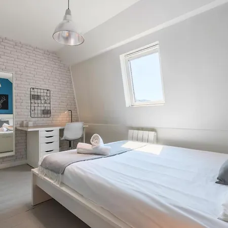 4 Bedroom & 4 Bathroom House Close To Parc Barbieux Appartamento *