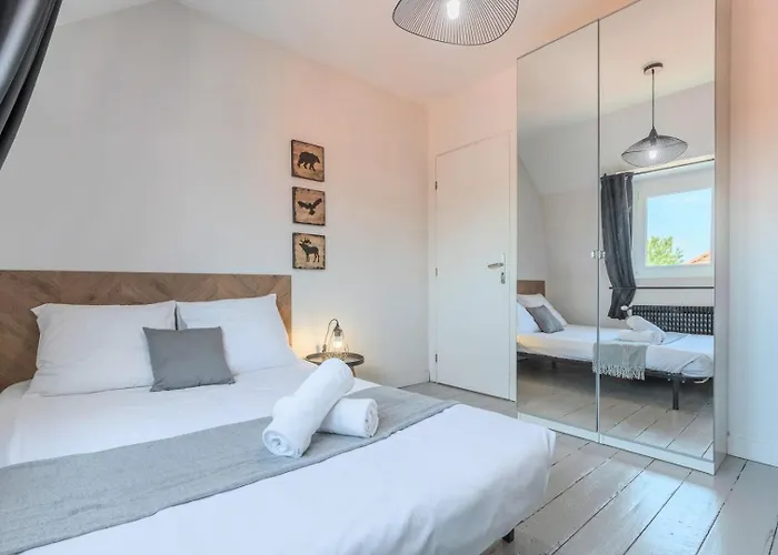 4 Bedroom & 4 Bathroom House Close To Parc Barbieux Appartement *