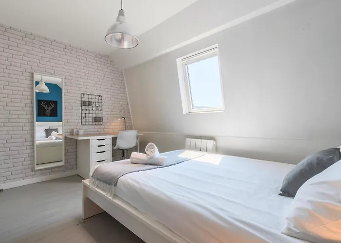 4 Bedroom & 4 Bathroom House Close To Parc Barbieux Appartement *